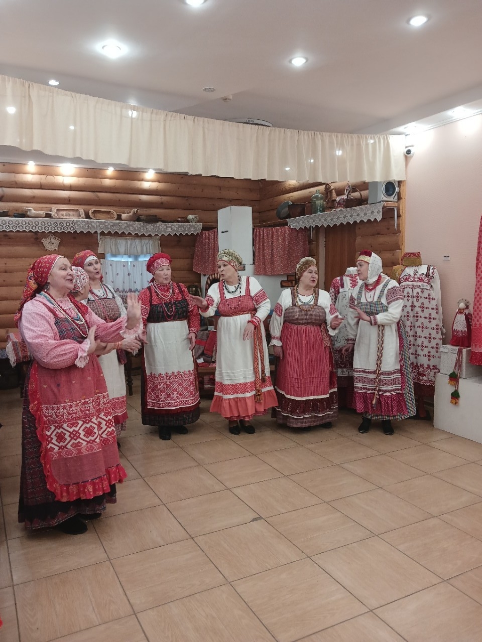 Путешествие в историю через нить и узор: открылась выставка «Красота традиций»!